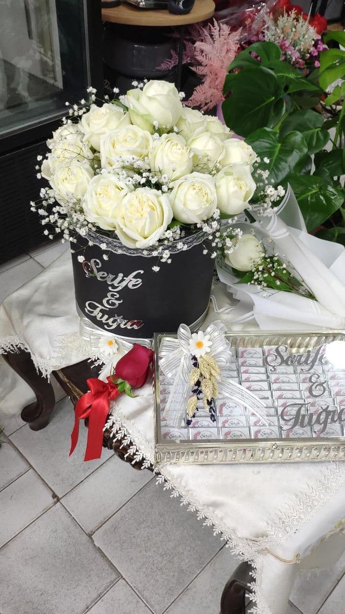 Siyah Kutuda Beyaz Canlı Güllü Set - Görsel 1