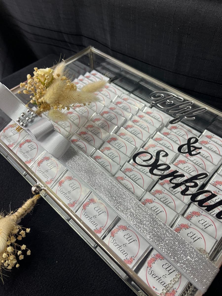 Gümüş Cam Kutuda Çikolata