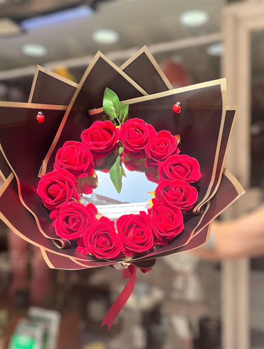 Kadife Gül Aynalı Buket