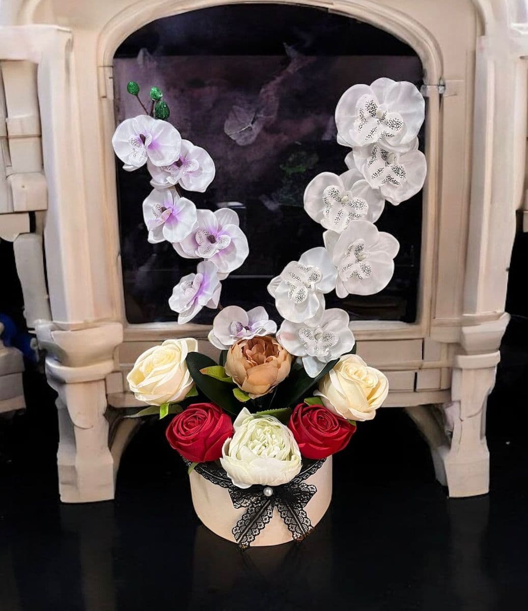 Yapay Kutuda Orkide Aranjman