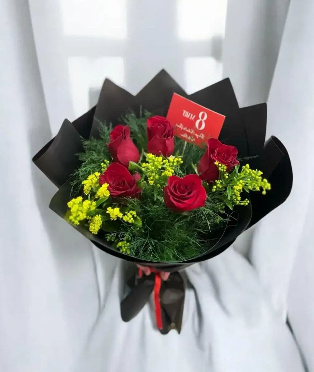 Siyah Jelatinde Gül Buketi