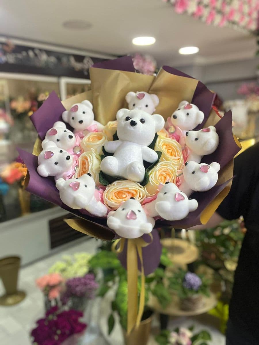 Sevimli Ayıcıklar Ve Güller