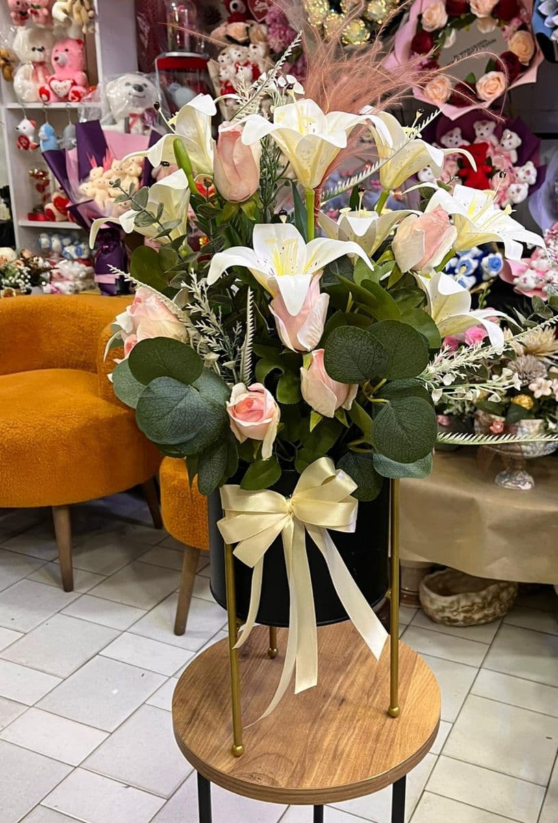 Ayaklı Saksıda Yapay Lilyumlar - Küçük Görsel 2