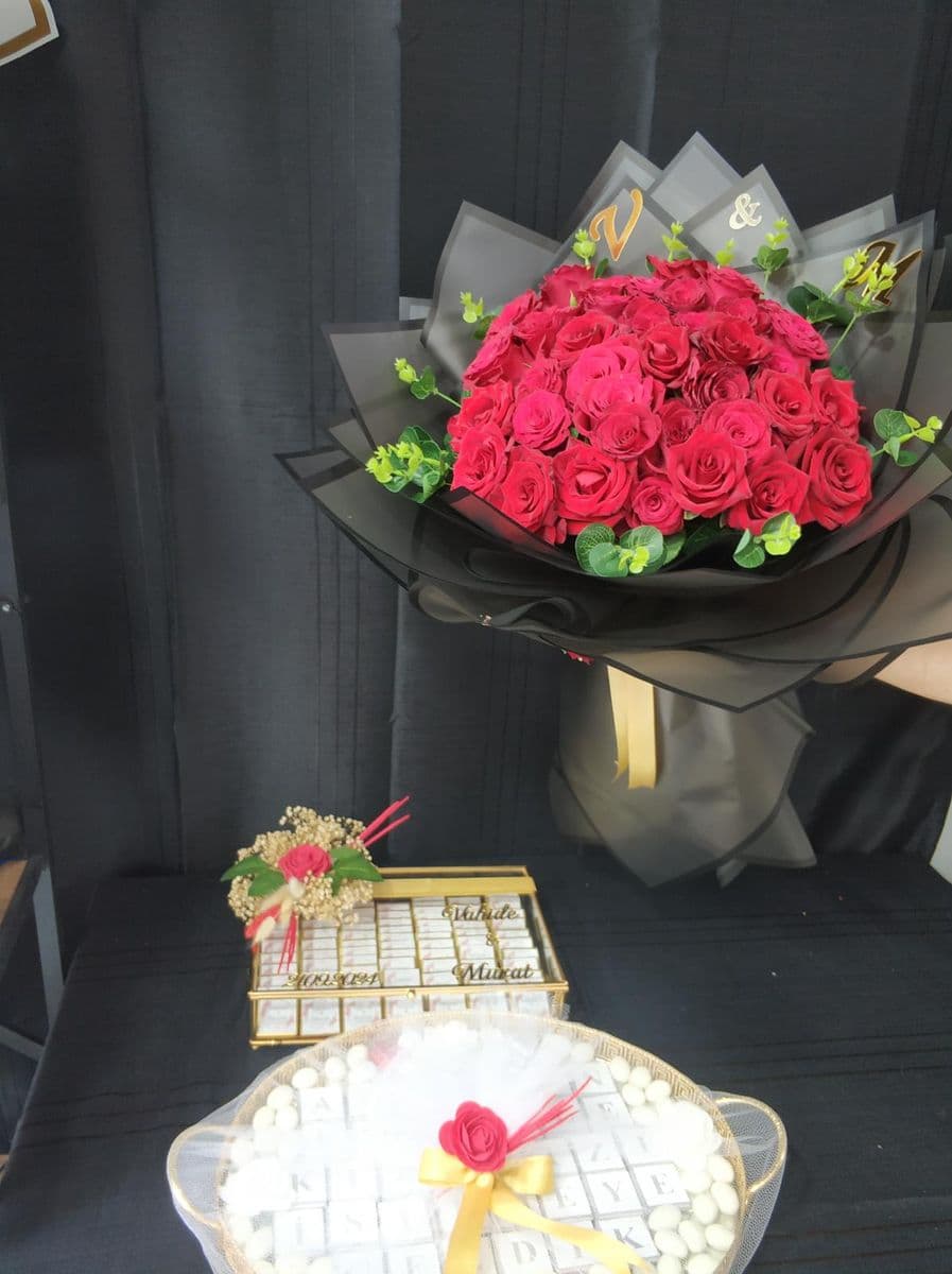 Siyah Jelatinde Gül Buketi , Çikolata ve Tepsi 3 lü Set - Küçük Görsel 3