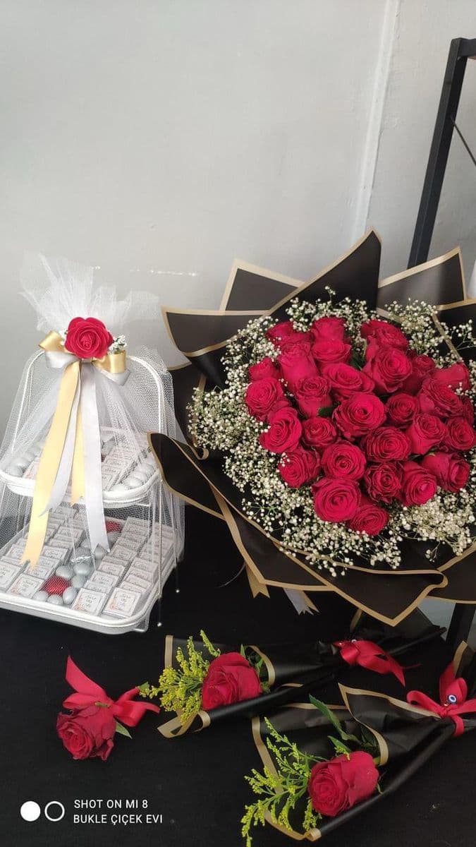 41 Canlı Gül Buketi Ve 2 Katlı Çikolata - Görsel 1