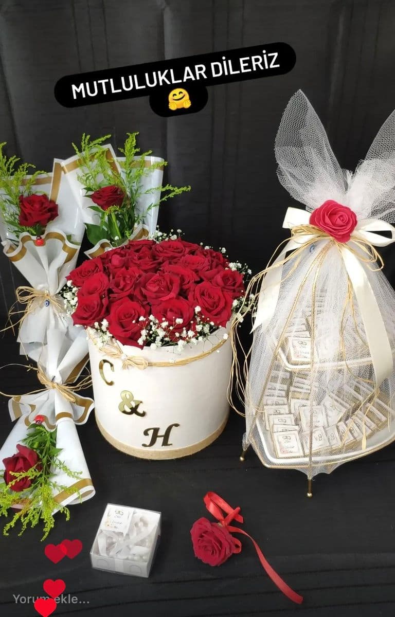 Beyaz Kutuda Kırmızı Canlı Gül Ve Çikolata - Görsel 1