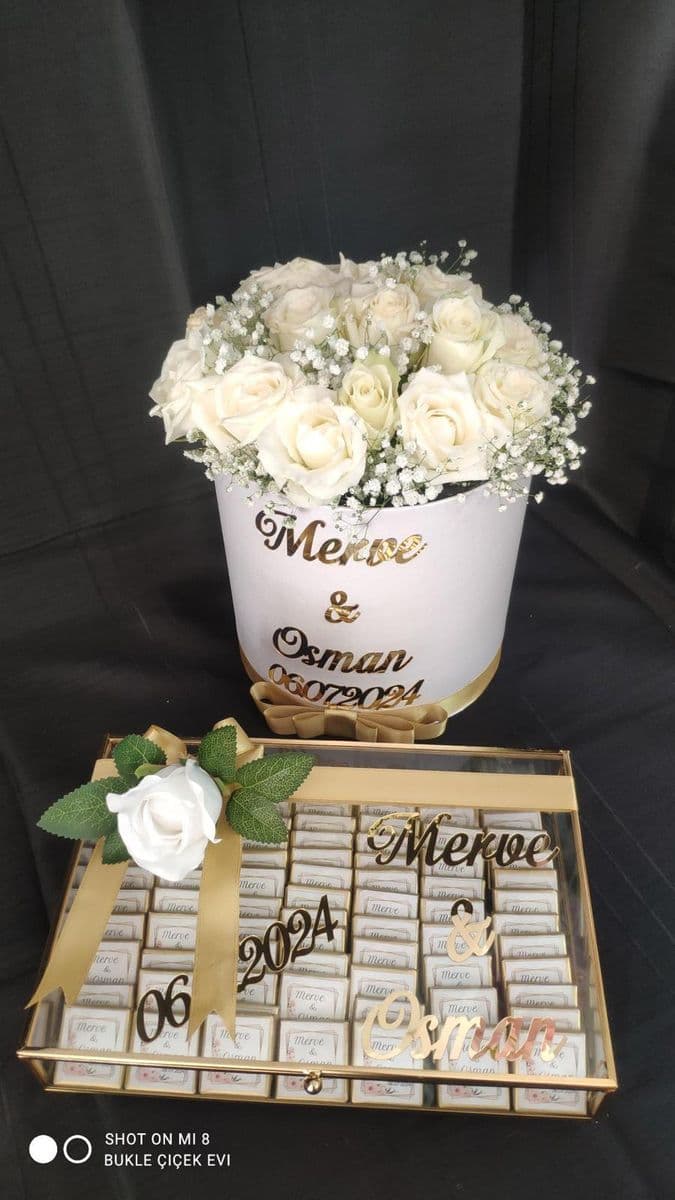 Beyaz Kutuda Beyaz Canlı Güller Ve Çikolata - Görsel 1