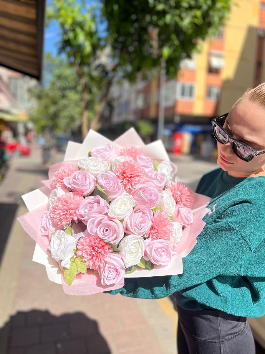 Pembe Karanfil Ve Güllü Yapay Model