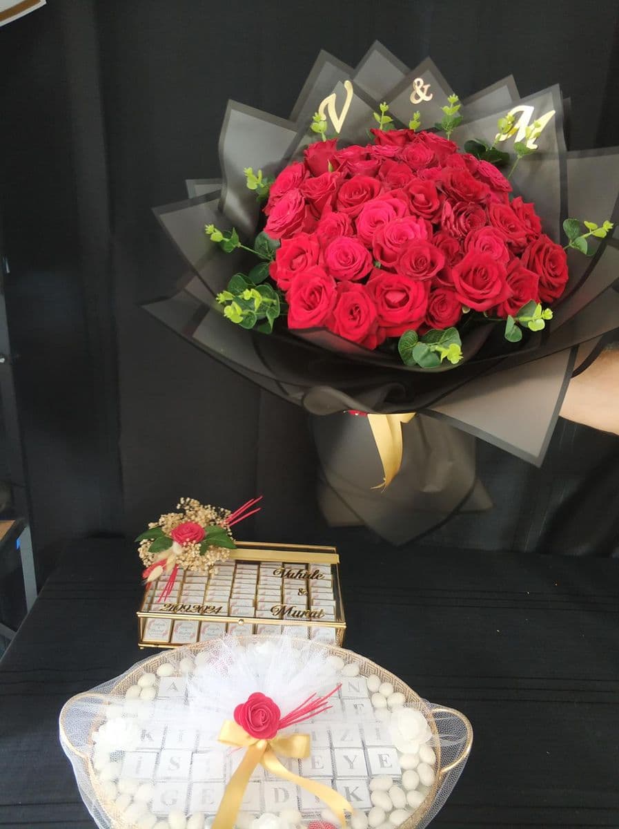 Siyah Jelatinde Gül Buketi , Çikolata ve Tepsi 3 lü Set - Görsel 1