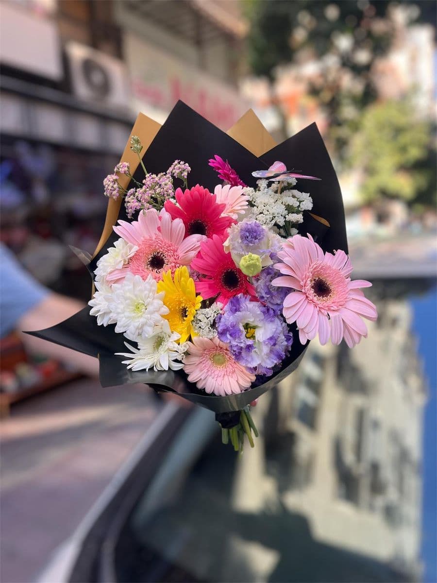 Siyah Jelatinde Gerbera Buketi