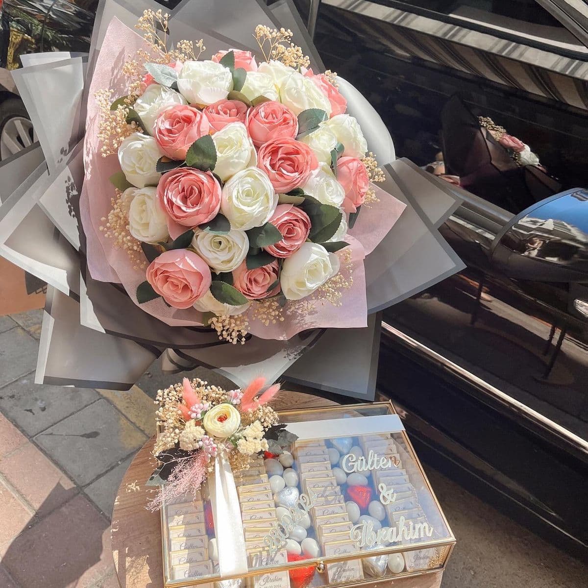 Şeffaf Jelatinde Pembe Yapay Şakayık Ve Çikolata - Görsel 1