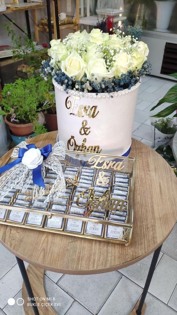 Beyaz Kutuda Beyaz Canlı Gül Ve Fransız Dantelli Çikolata