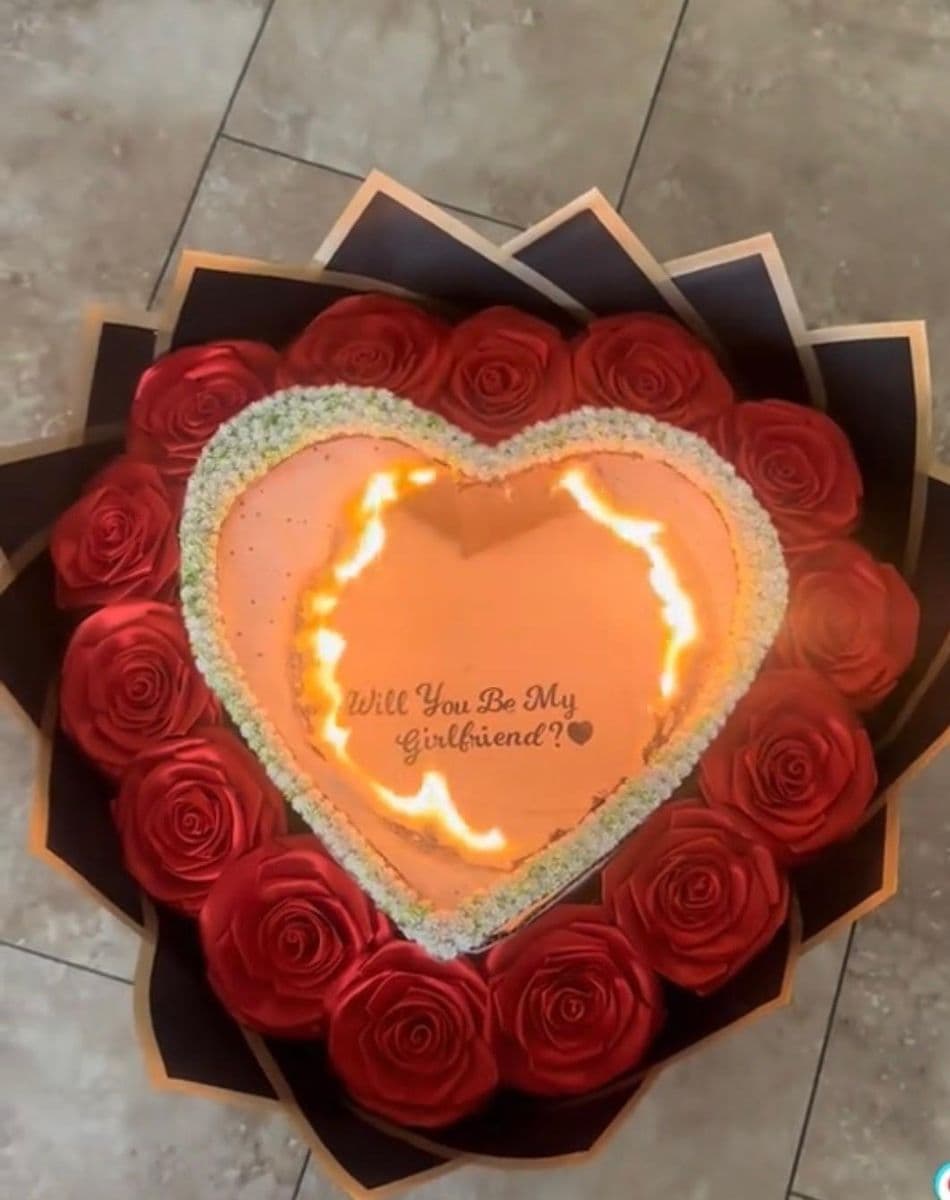 Alevli Hediyeli Yapay Gül Buketi